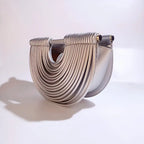 Damen Abendtasche Sophie – Halbmond-Form, Metallrippen, elegant