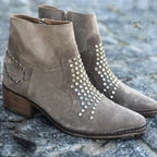 Damen Stiefel Lina – Velours, Nieten, breiter Absatz