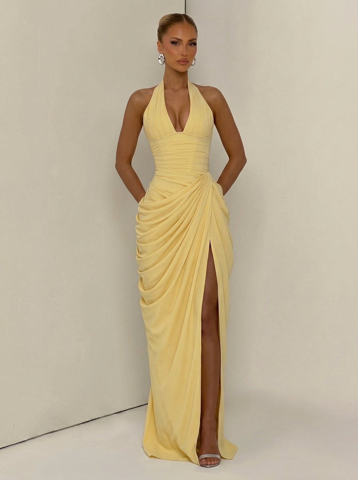 Damen Abendkleid Emma – Neckholder, Seitenschlitz, fließend