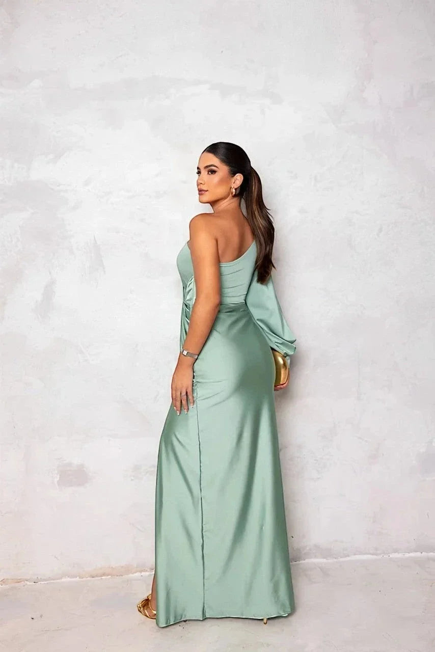 Damen Hochzeitskleid Greta – Lang, asymmetrisch, elegante Schulterpartie