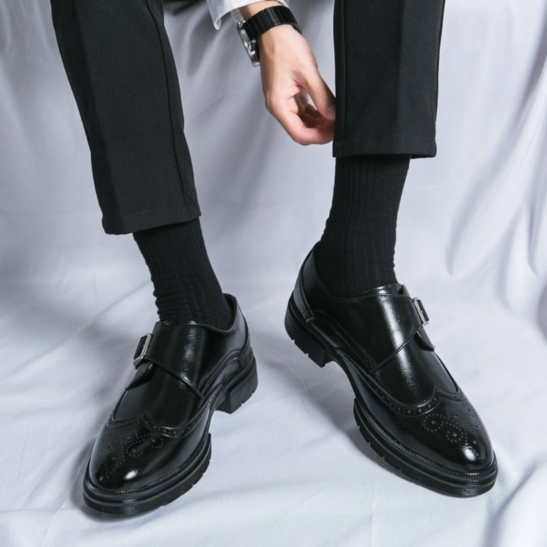 Herren Monk-Strap Schuhe – Leder, Brogue-Details mit Schnalle