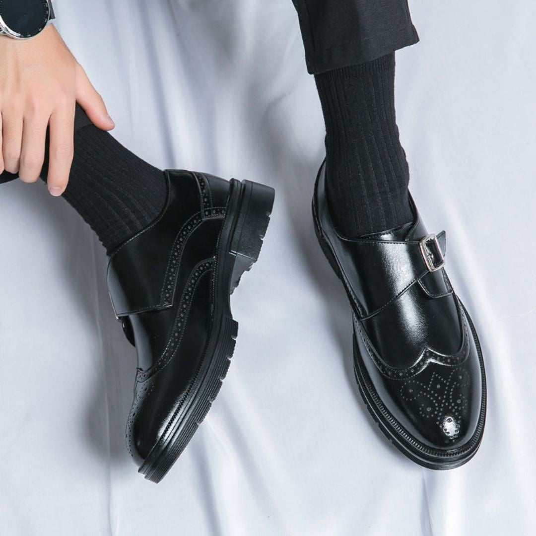 Herren Monk-Strap Schuhe – Leder, Brogue-Details mit Schnalle