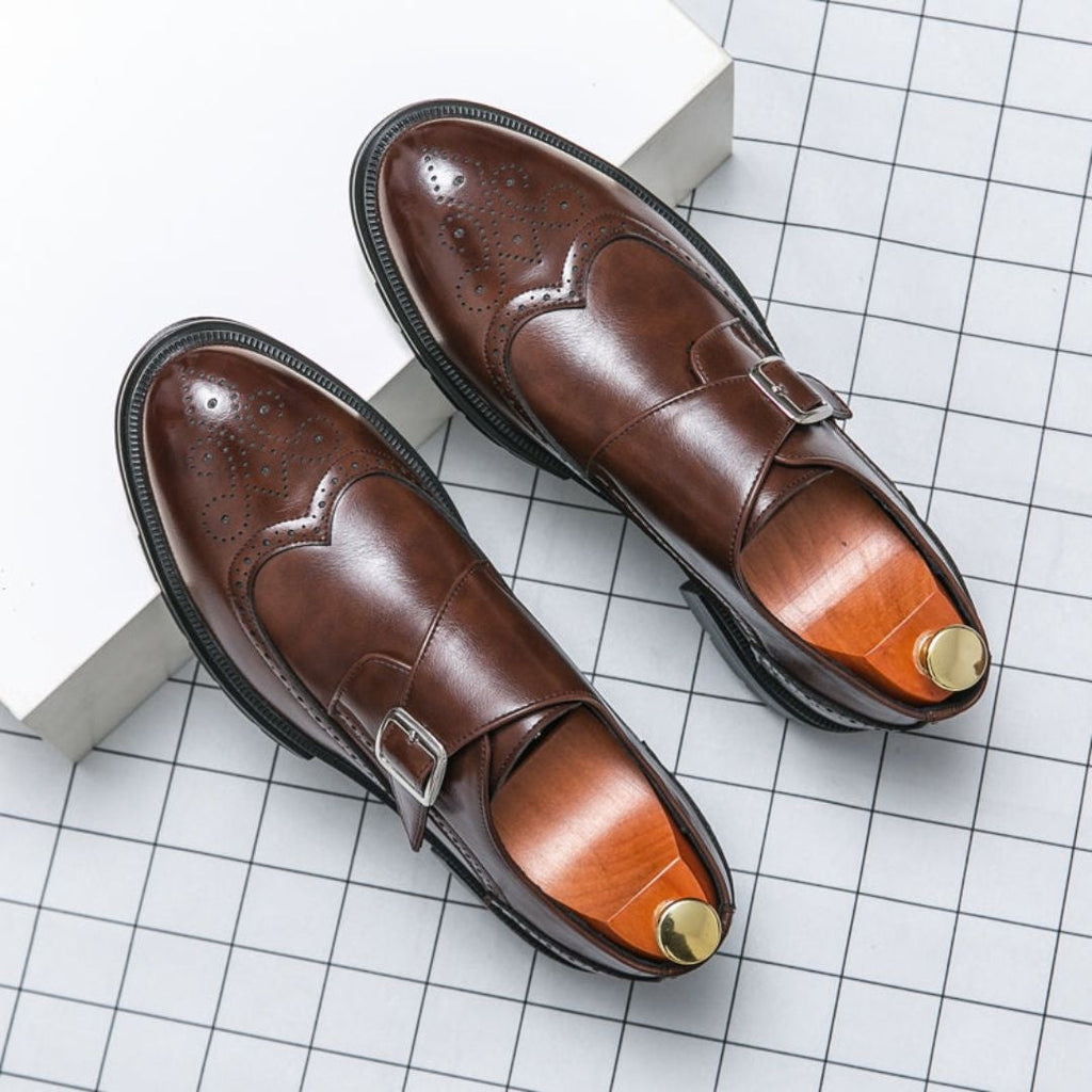 Herren Monk-Strap Schuhe – Leder, Brogue-Details mit Schnalle