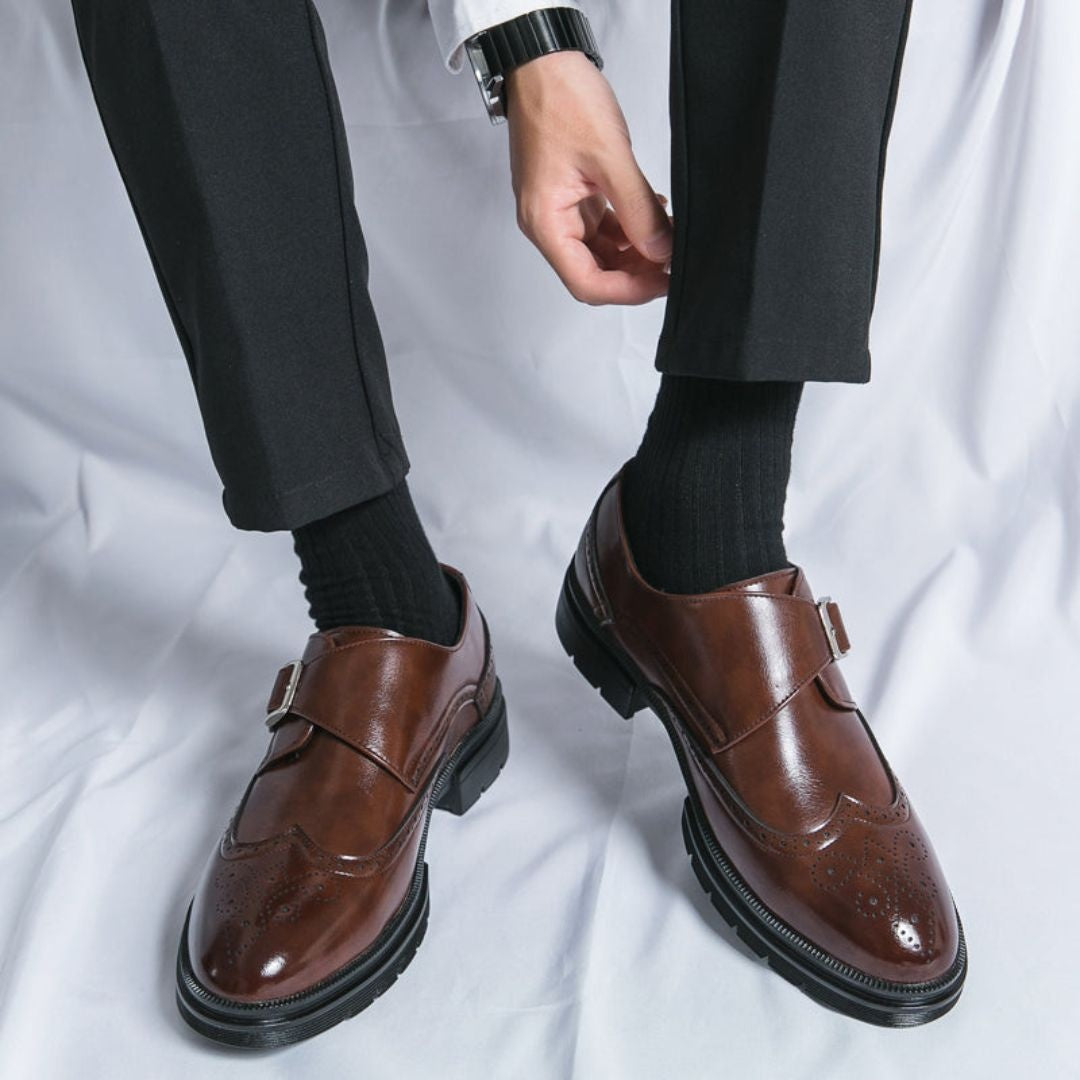 Herren Monk-Strap Schuhe – Leder, Brogue-Details mit Schnalle