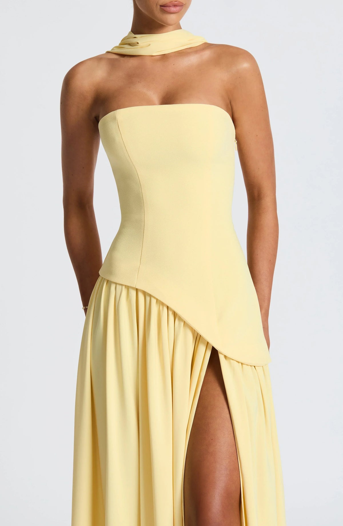 Damen Ballkleid Lina – Corsage, Bandeau-Ausschnitt, Schlitz